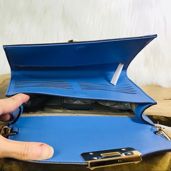 Michael Kors Kinsley Medium Wallet Crossbody Bag - Picture 5 of 8